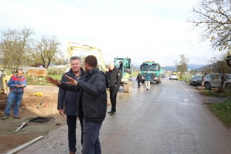 DOLENJE JEZERO NOVO AVTOBUSNO POSTAJALIŠČE 03 FOTO LJUBO VUKELIČ